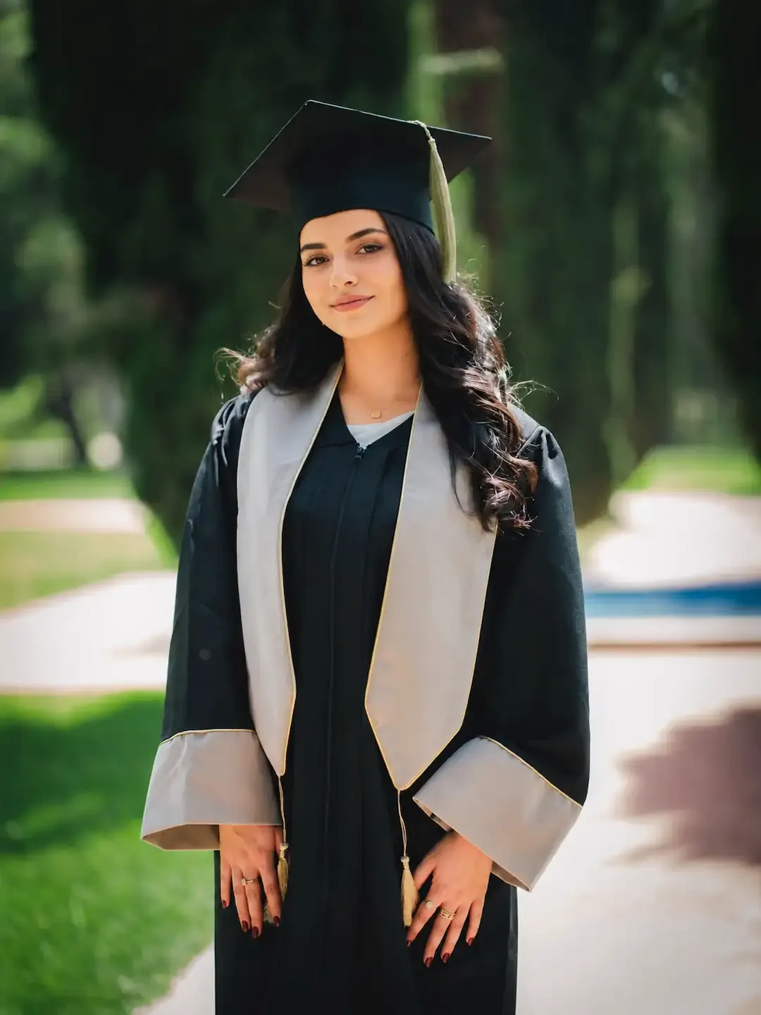 Toge de graduation beige avec finitions dorées