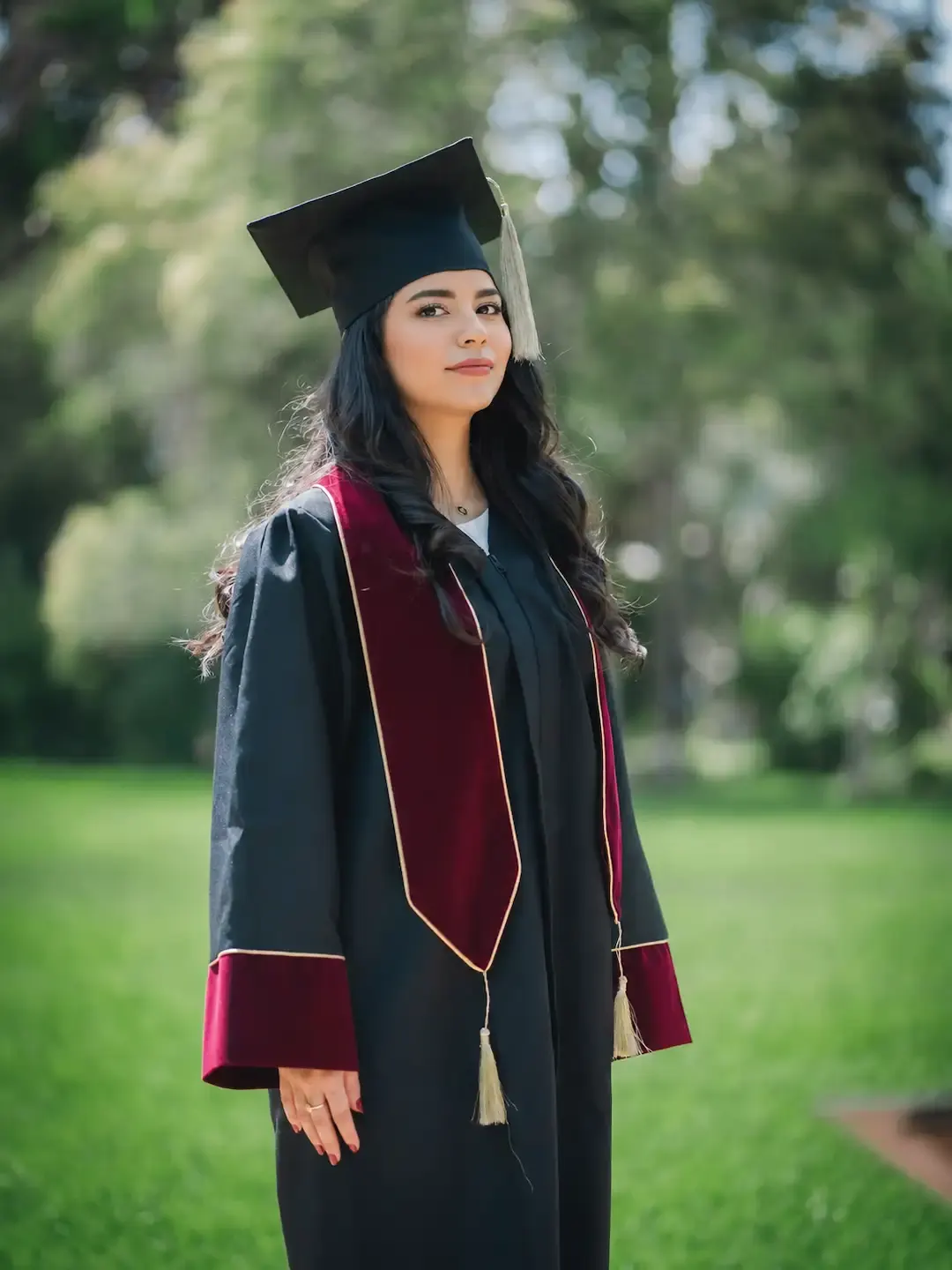 Toge de graduation bordeaux avec finitions dorées