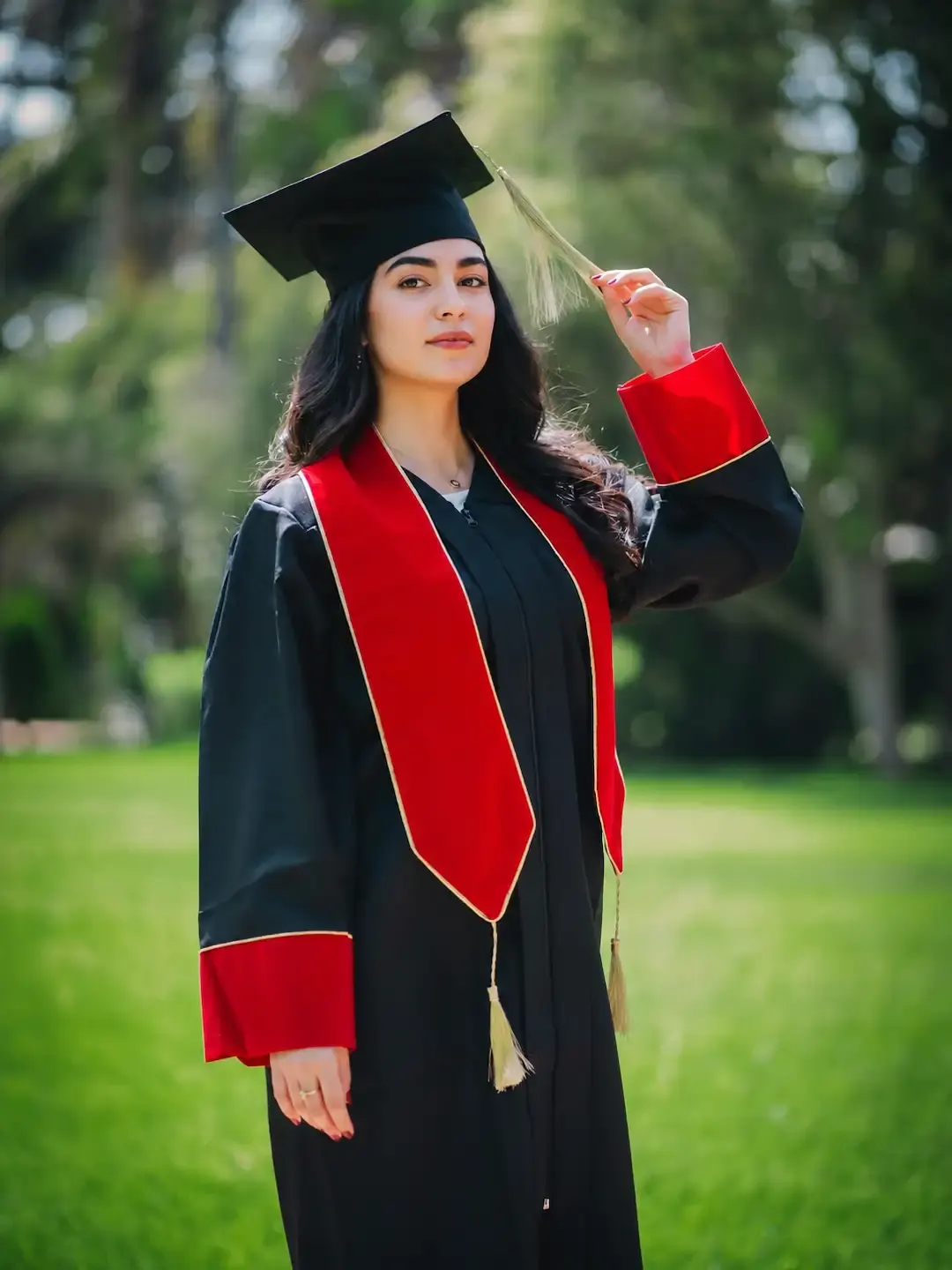 Toge de graduation rouge avec finitions dorées