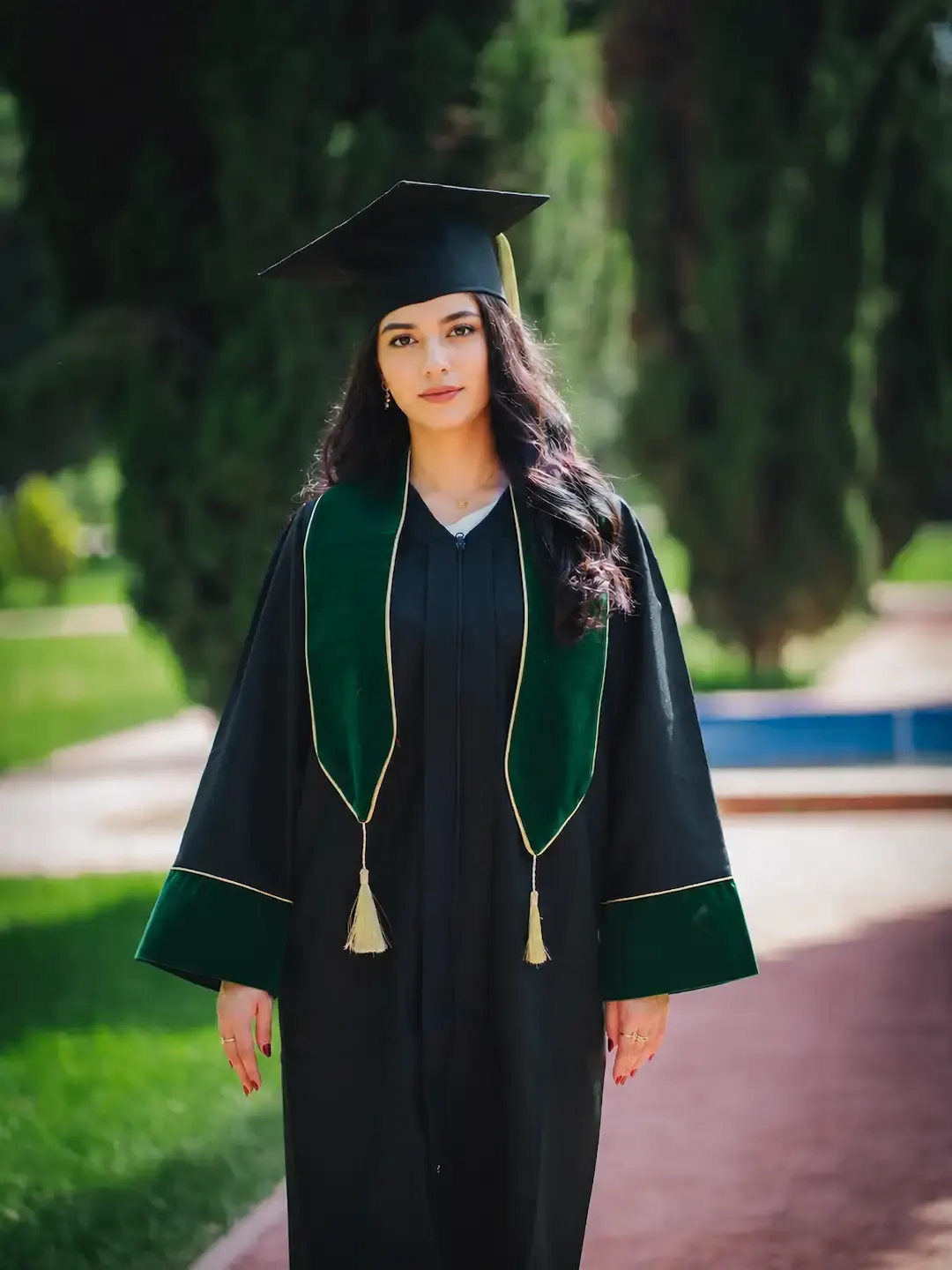 Toge de graduation vert avec finitions dorées